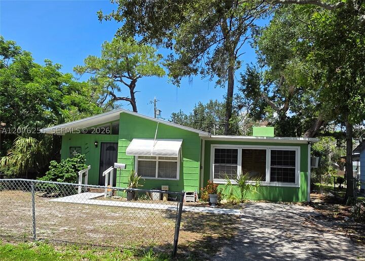 Property Photo: 667 W Harbor Dr FL 33705