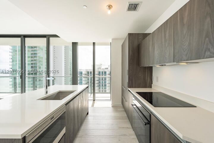 Property Photo: 480 NE 31st St 2101 FL 33137