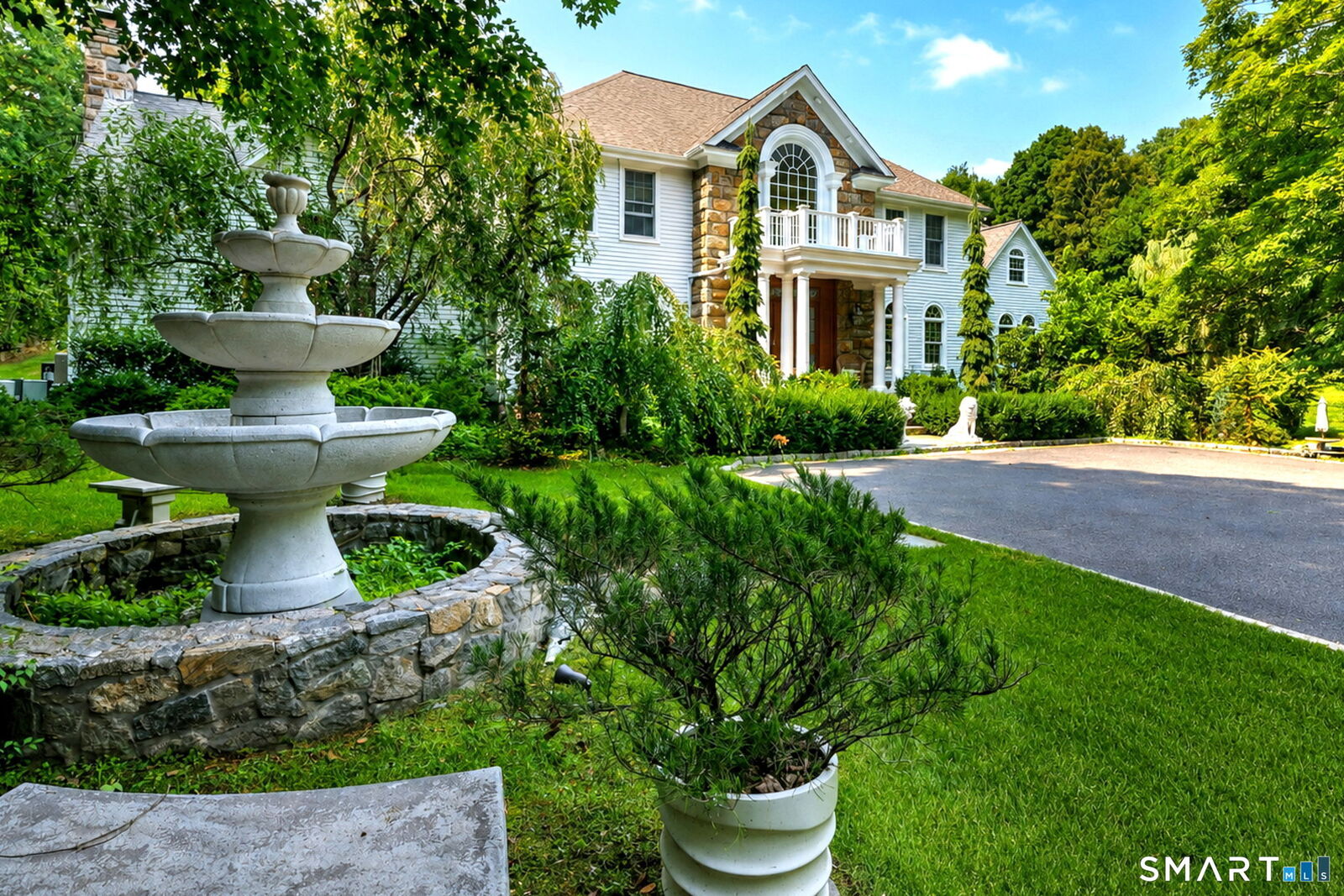 Property Photo:  
