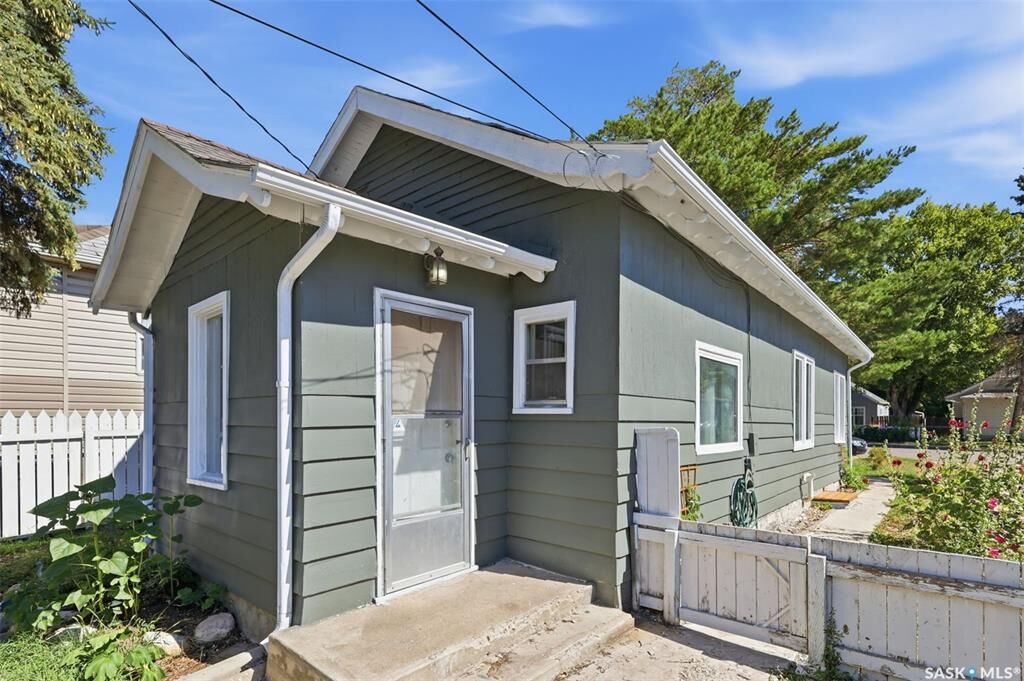 Property Photo: 325 M Avenue N SK S7L 2S4