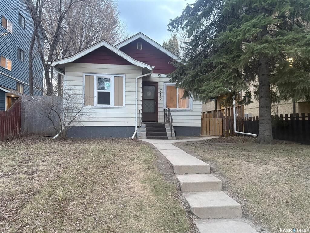 Property Photo:  718 8th Street E  SK S7H 0R3 
