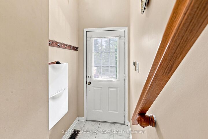 Property Photo:  22 Manhattan Crescent  ON K2C 4B4 