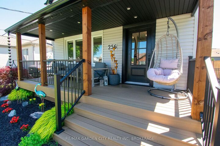 Property Photo:  256 Scholfield Avenue S  ON L3B 1N7 