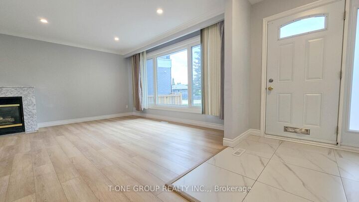Property Photo:  452 Lynett Crescent Main  ON L4C 2V7 