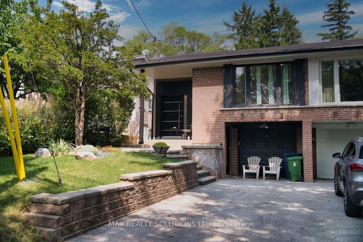 31 Lochinvar Crescent — photo 1