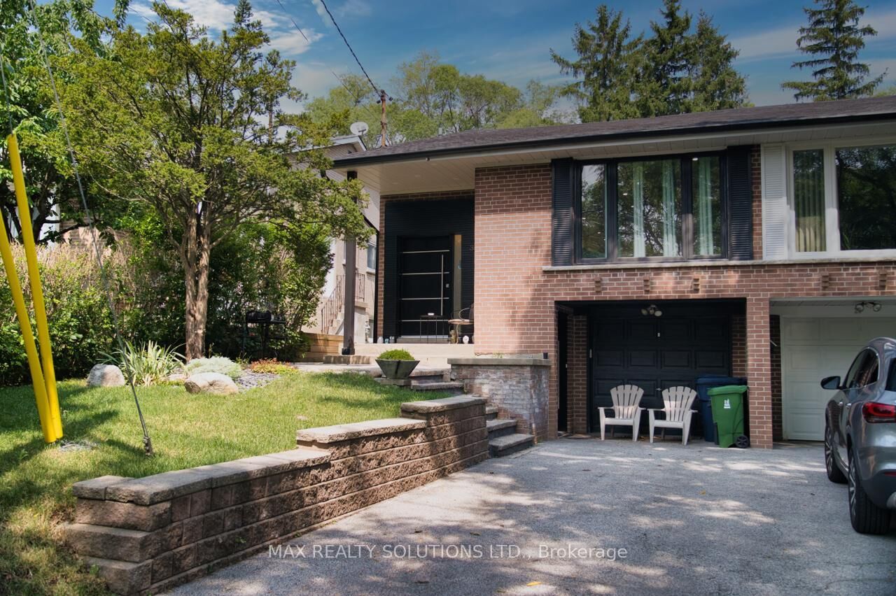 Property Photo: 31 Lochinvar Crescent ON M3A 3J9
