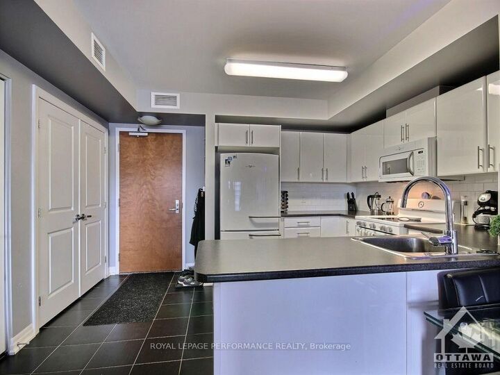 Property Photo: 242 Rideau Street 202 ON K1N 0B7