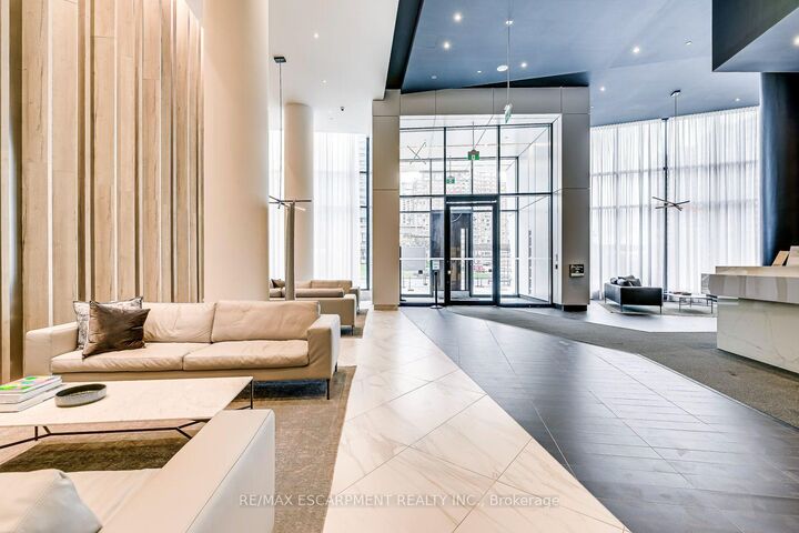 Property Photo: 3900 Confederation Parkway 5010 ON L5B 0M3