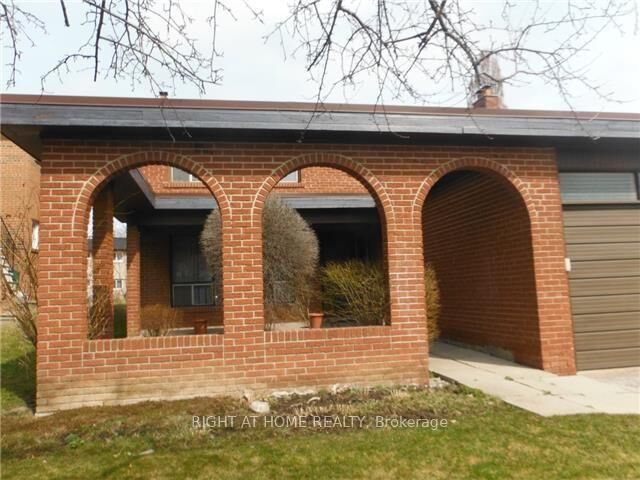 Property Photo: 38 Clovercrest Road ON M2J 1Z6