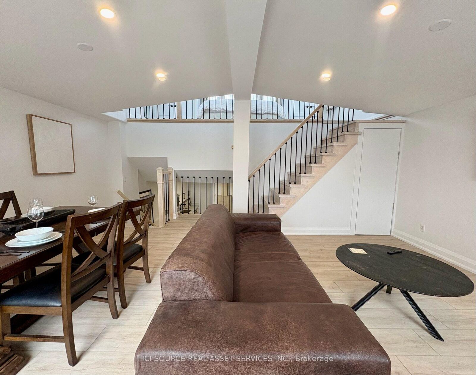 Property Photo:  754 Queen Street E 2  ON M4M 1H4 