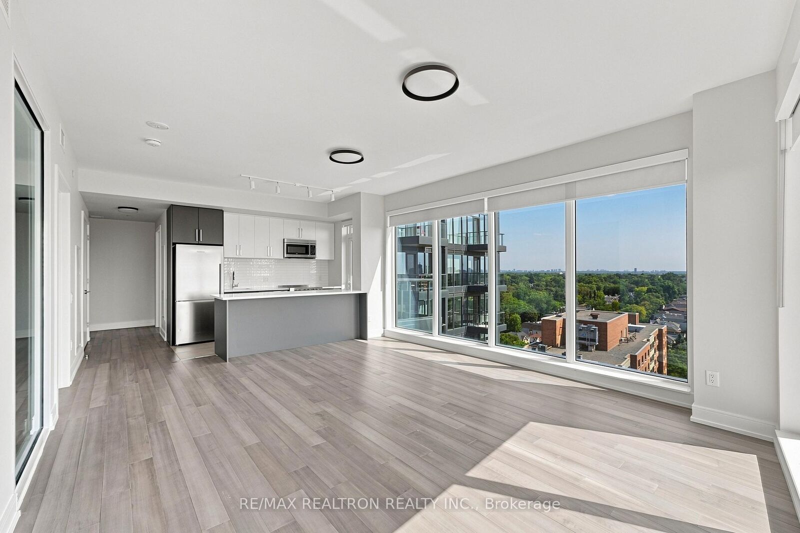 Property Photo:  2525 Bathurst Street 1202  ON M6B 2Y9 