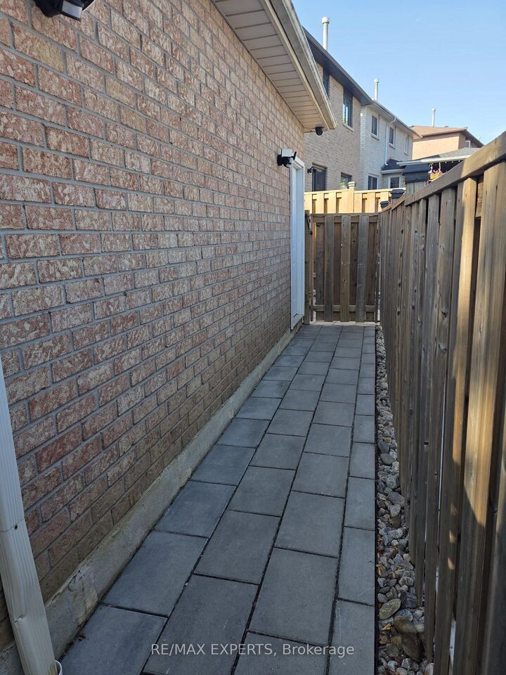 Property Photo:  20 Deer Valley Drive Bsmt  ON L7E 2E3 