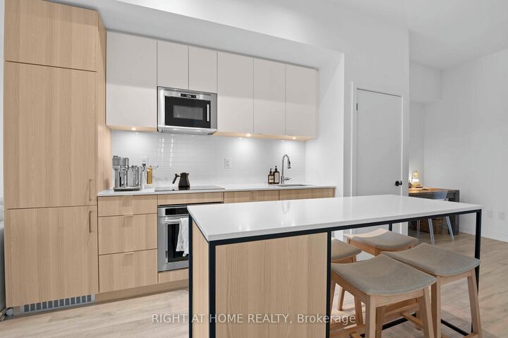 Property Photo: 220 Missinnihe Way 403 ON L5H 0A9