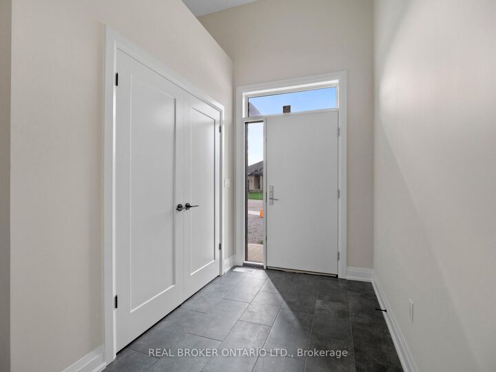 Property Photo:  118 Willowbrook Drive  ON L3C 0G2 