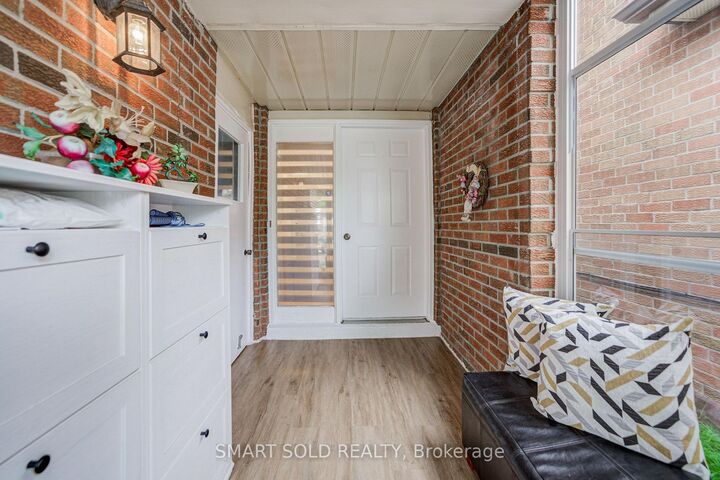 Property Photo:  857 Messenger Meadow Drive  ON L5C 3T1 