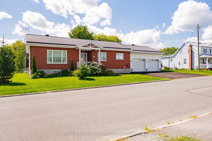 Property Photo:  238 Bishop Street S  ON K0C 1A0 
