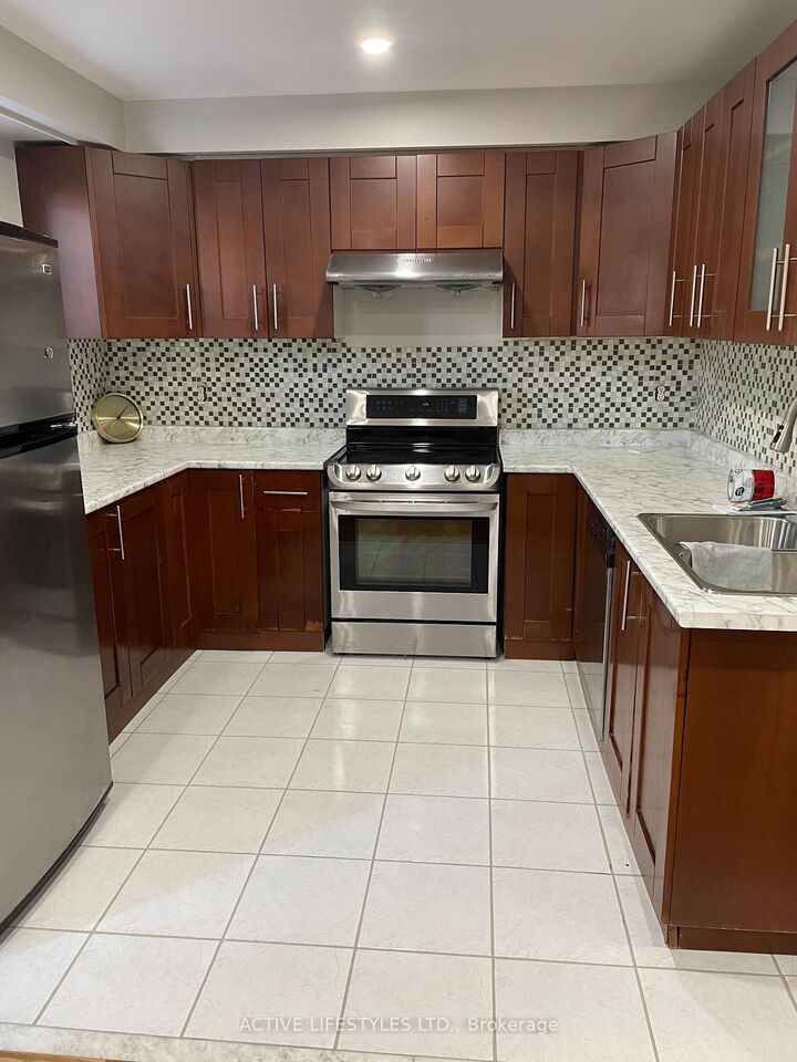 Property Photo: 7647 Doverwood Drive ON L5N 8J2