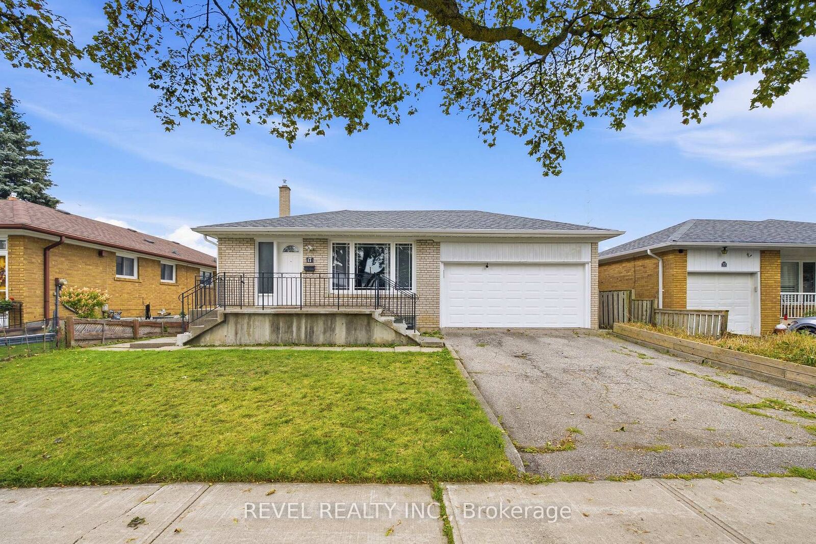 Property Photo: 17 Amberjack Boulevard ON M1H 2J2