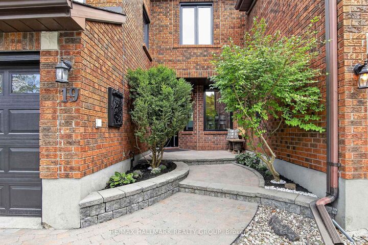 Property Photo: 19 Windeyer Crescent ON K2K 2P6
