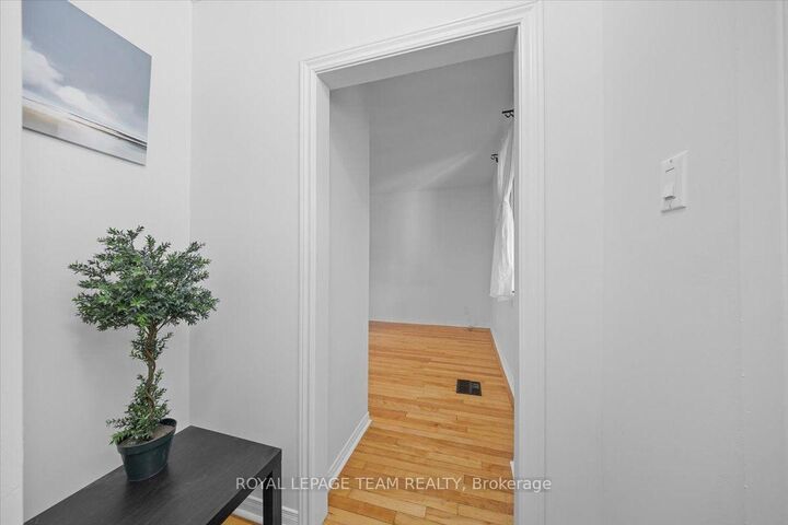 Property Photo: 135 Upper Lorne Place ON K1R 7G8