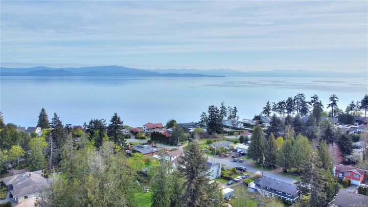 Property Photo: 853 Glenhale Cres BC V9P 1Z8