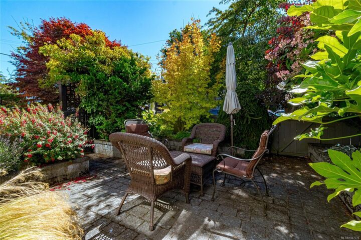 Property Photo: 376 Sylvia St BC V8V 1C6