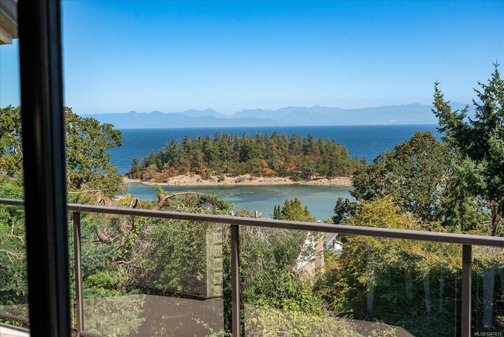 Property Photo: 3596 Oakridge Dr BC V9T 1M4