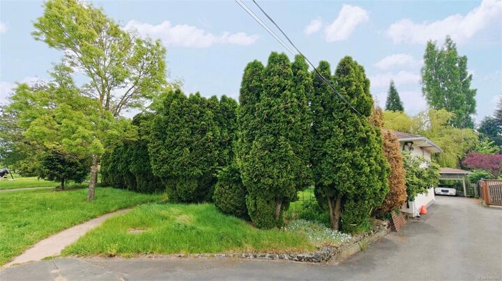 Property Photo: 1637 Warren Gdns BC V8S 1S9