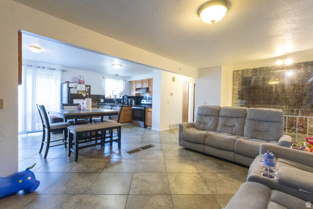 Property Photo: 9640 S Flint Dr UT 84094