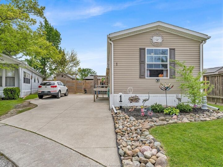 1 Oak Court — photo 1