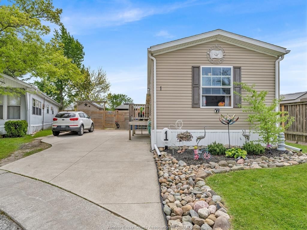 Property Photo: 1 Oak Court ON N0R 1J0