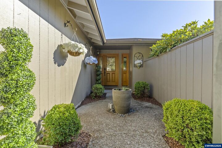 Property Photo: 430 Lori Av S OR 97302