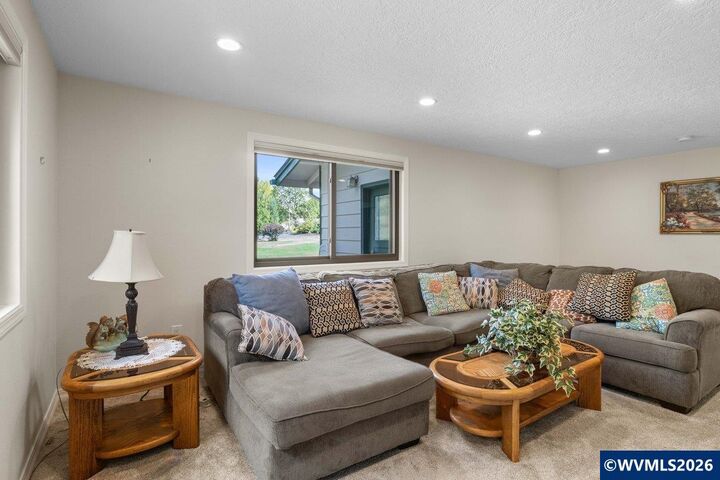 Property Photo:  1240 39th Av SW  OR 97321 