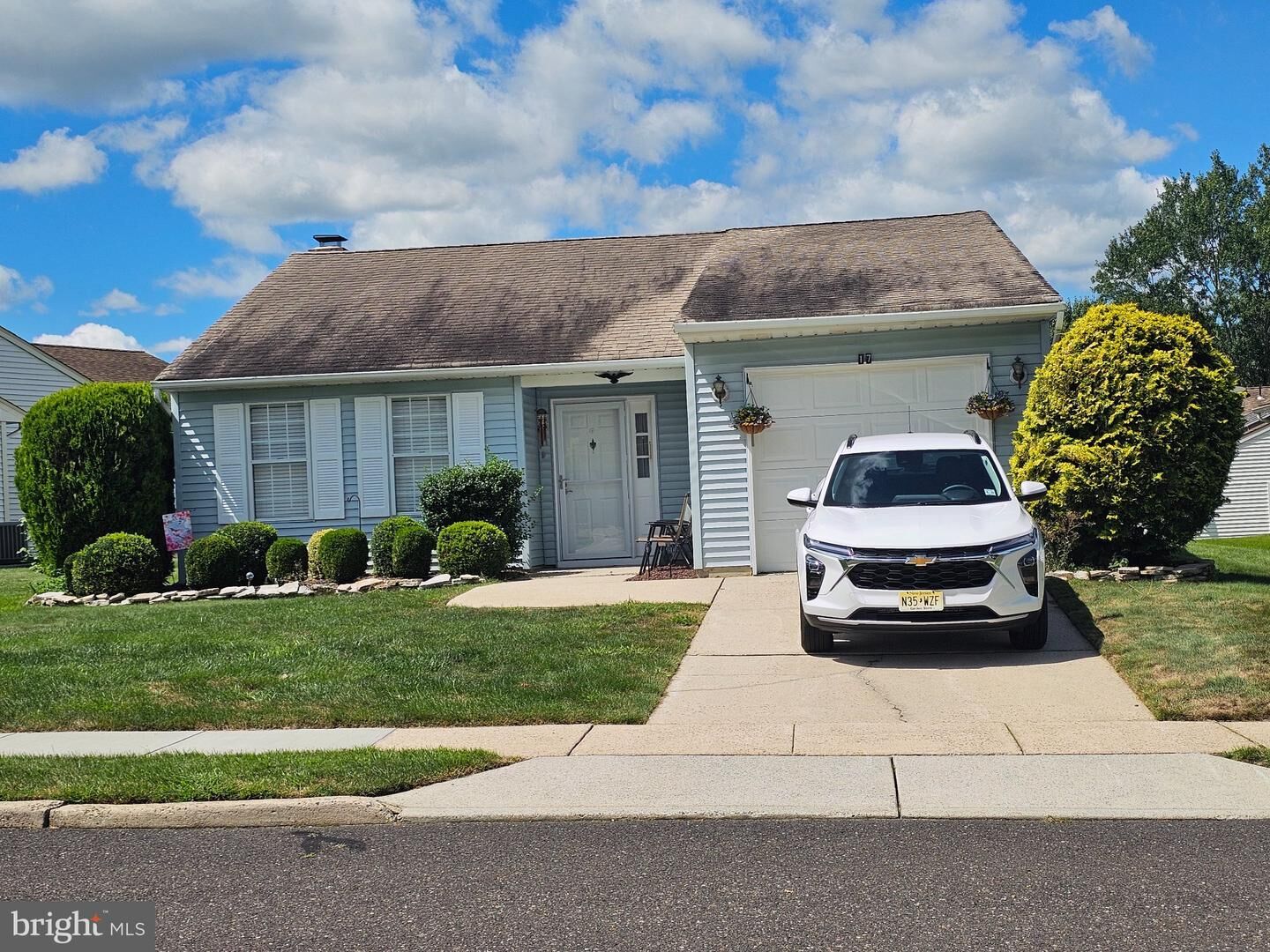 Property Photo: 17 Meadowwood Court NJ 08022