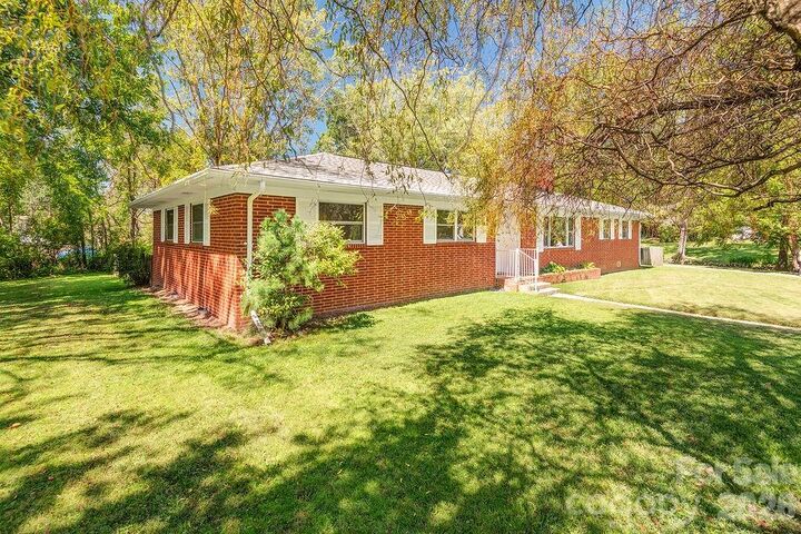 Property Photo: 10 Meadowview Road NC 28804