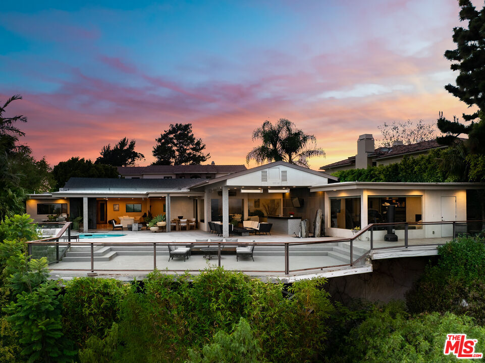 Property Photo:  2052 Stradella Rd  CA 90077 