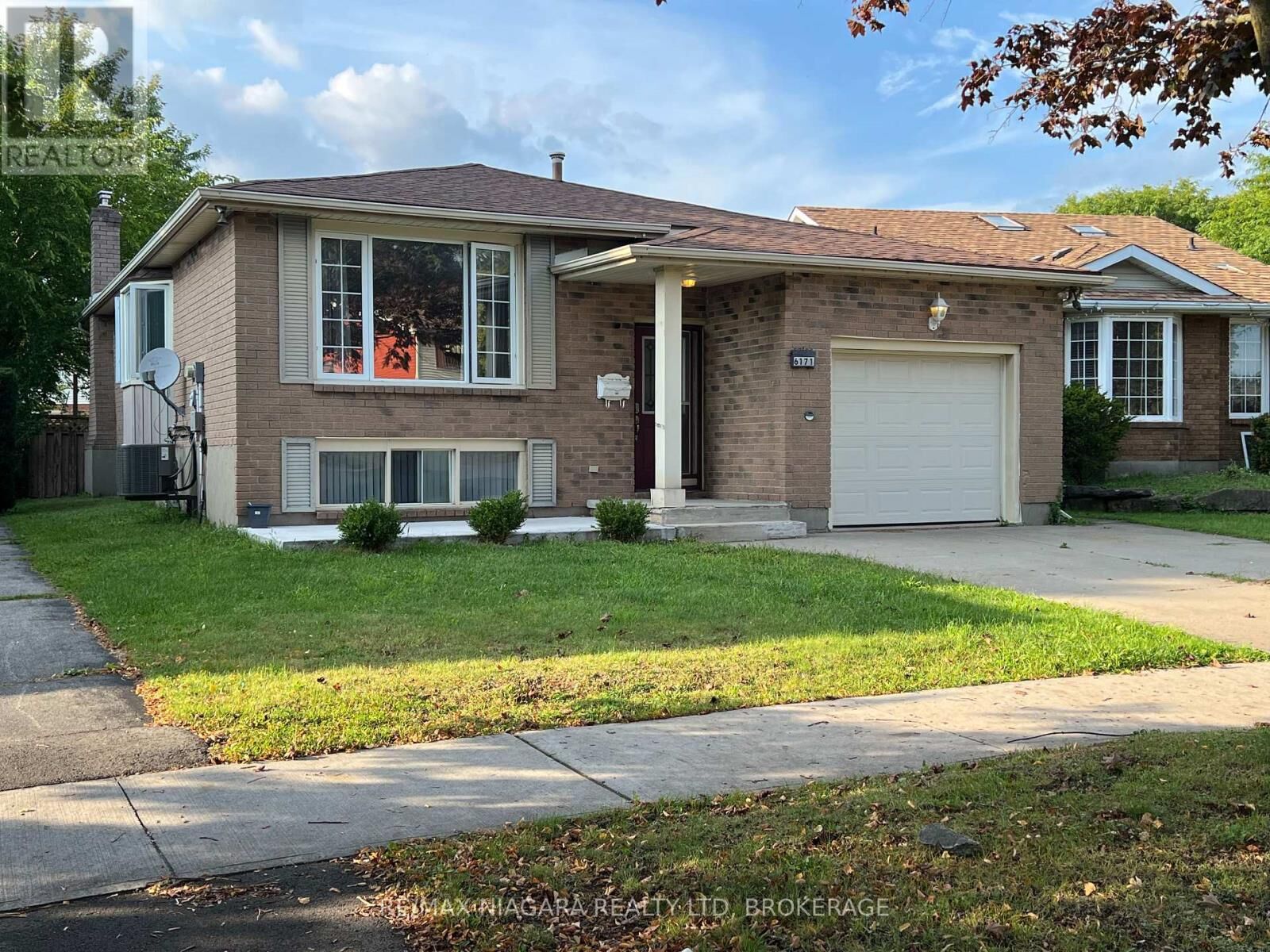 Property Photo: 6171 Charnwood Avenue ON L2H 2L5