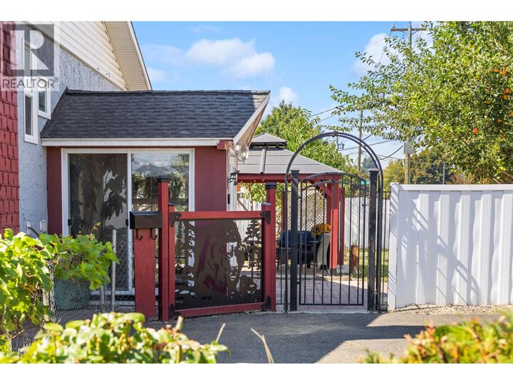 Property Photo: 1090 Windbreak Street BC V2B 5P9