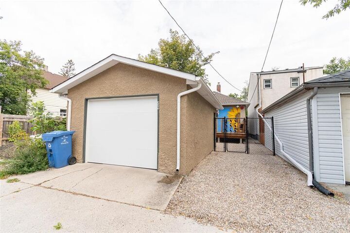 Property Photo: 52 Harbison Avenue West MB R2L 0A1