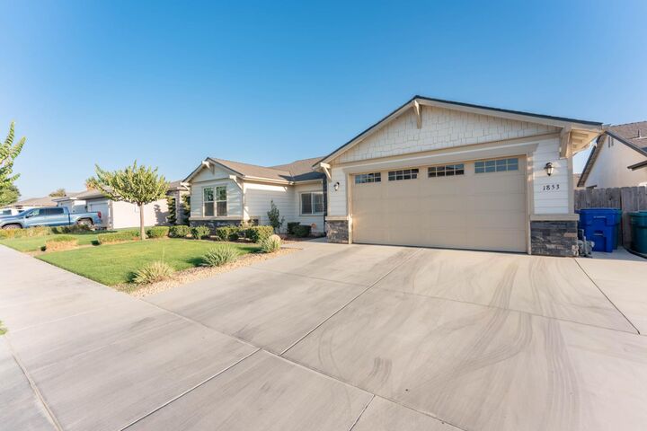 Property Photo:  1593 W Date Avenue  CA 93257 
