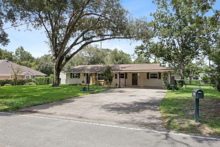 Property Photo: 405 Oakhurst Street FL 32701
