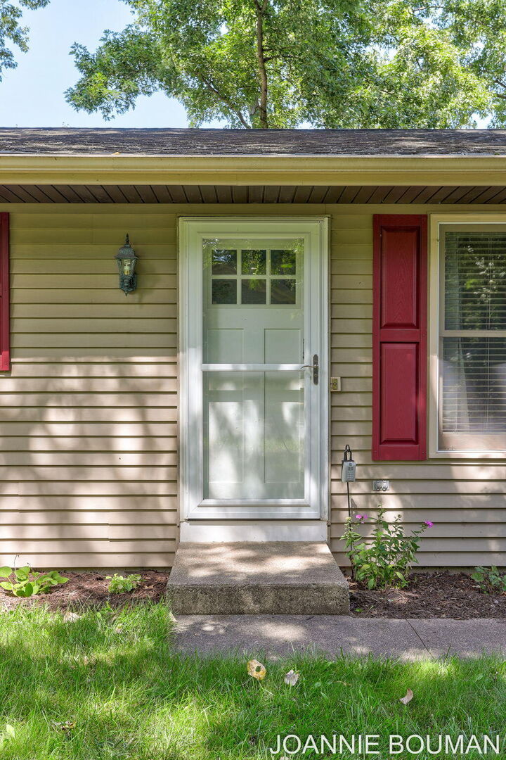 Property Photo:  1323 Floral Street  MI 49423 