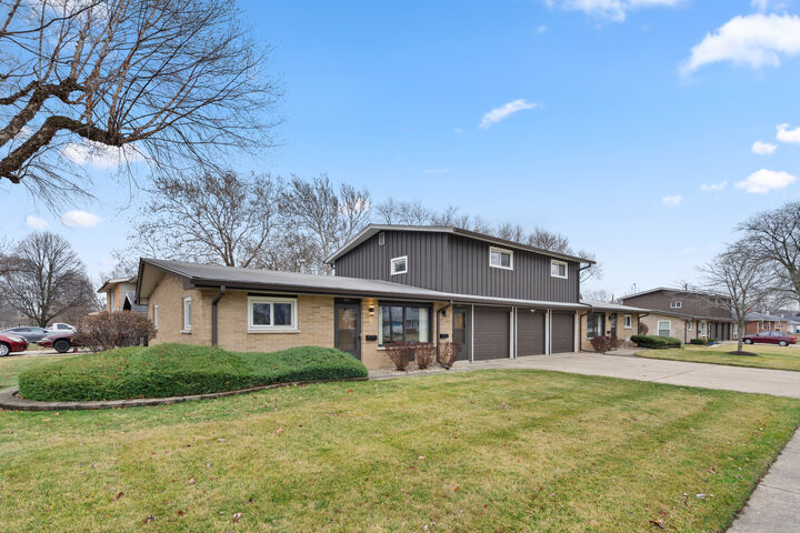 Property Photo: 541 N Edgelawn Drive 541 IL 60506