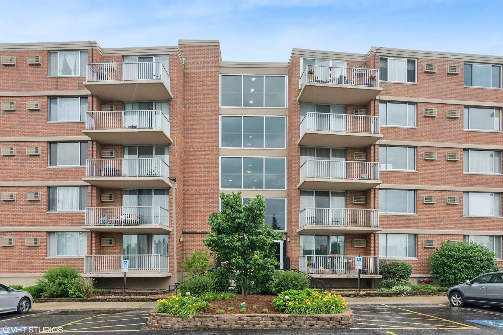 Property Photo:  2200 S Stewart Avenue 4A  IL 60148 