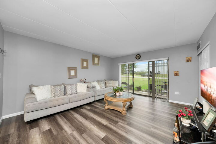 Property Photo:  743 E Fullerton Avenue 112  IL 60139 