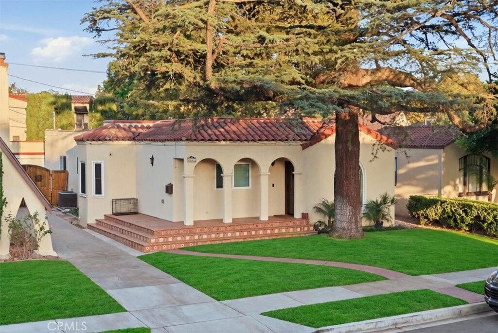 Property Photo:  1004 N Everett  CA 91207 
