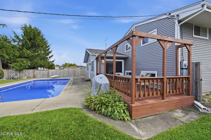 Property Photo: 5326 Grosse Point Parkway OH 43611