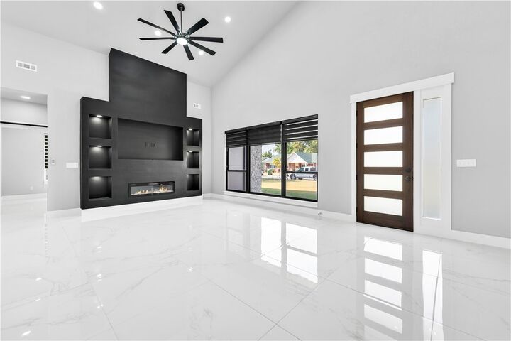 Property Photo: 2708 W Gum Street AR 72758
