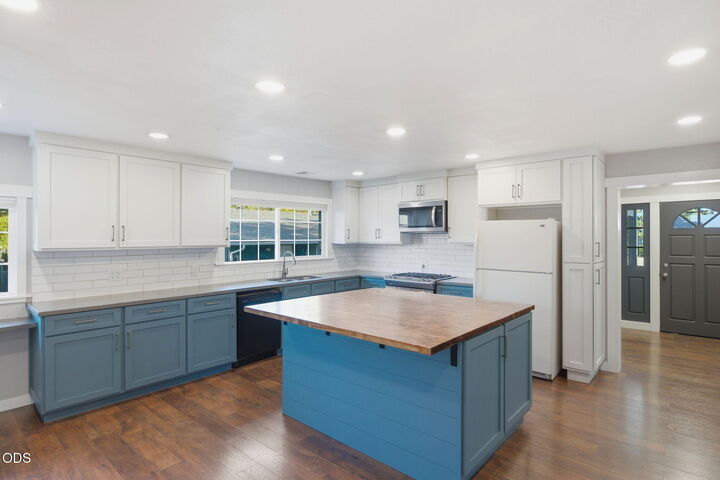 Property Photo:  1102 SW Oak Street  OR 97526 