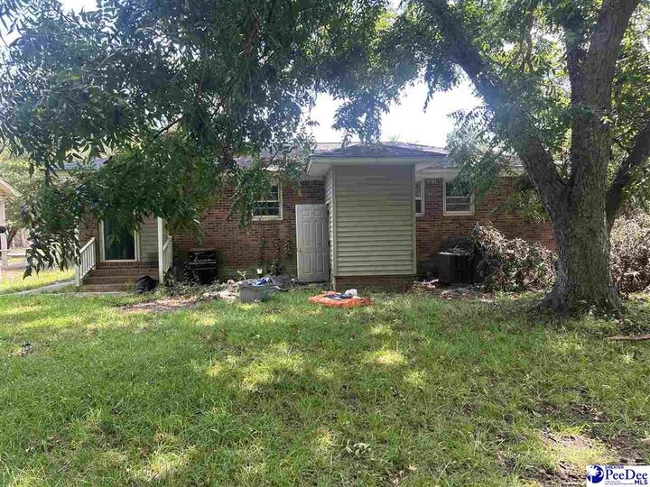 Property Photo:  512 W Palm Circle  SC 29560-3908 